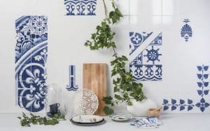 Cocina con azulejos pintados a mano
